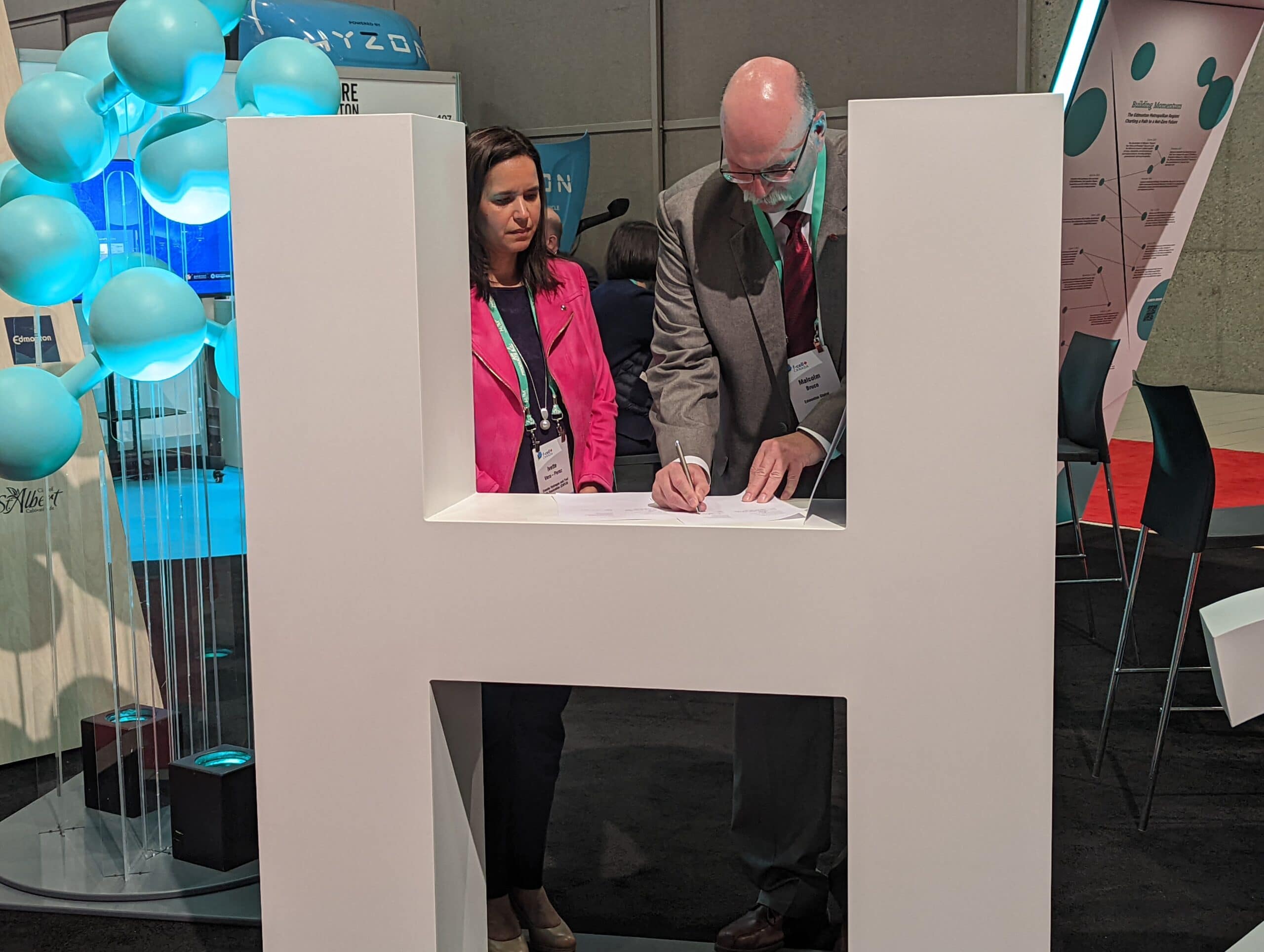Ivette Vera-Perez, President and CEO of the CHFCA (left) and Malcolm Bruce, CEO of Edmonton Global (right) singing MOU at f-cell Canada in Edmonton