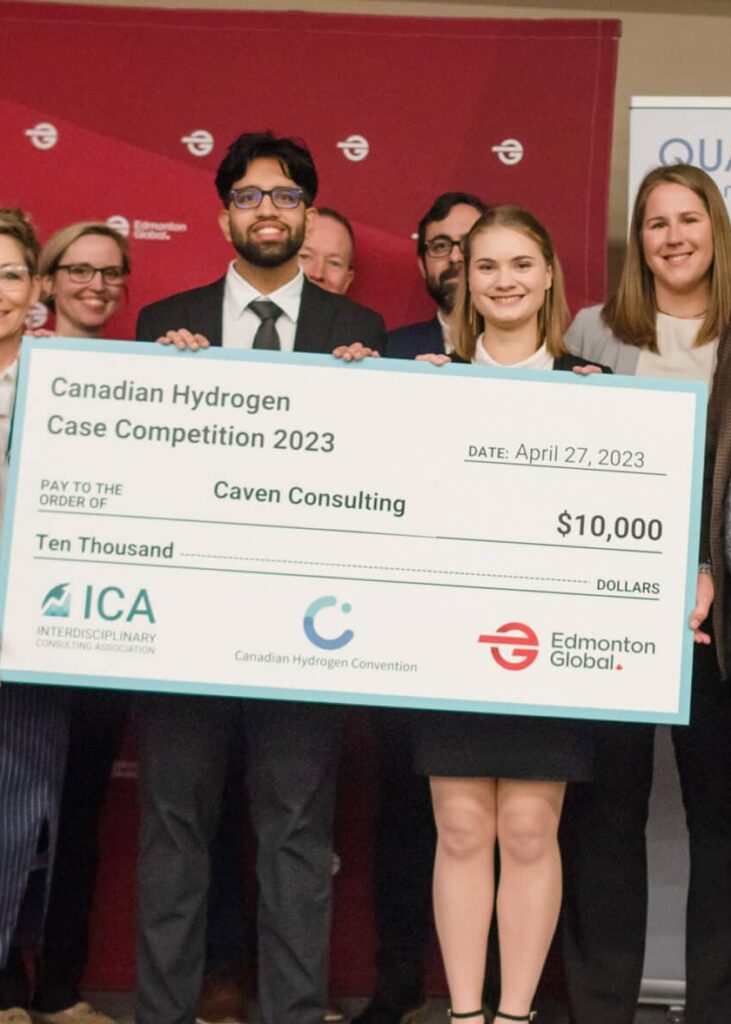 2023 Competition winners Alyssa and Keerat accept their $10,000 grand prize cheque at the Global Hydrogen Case Competition. 